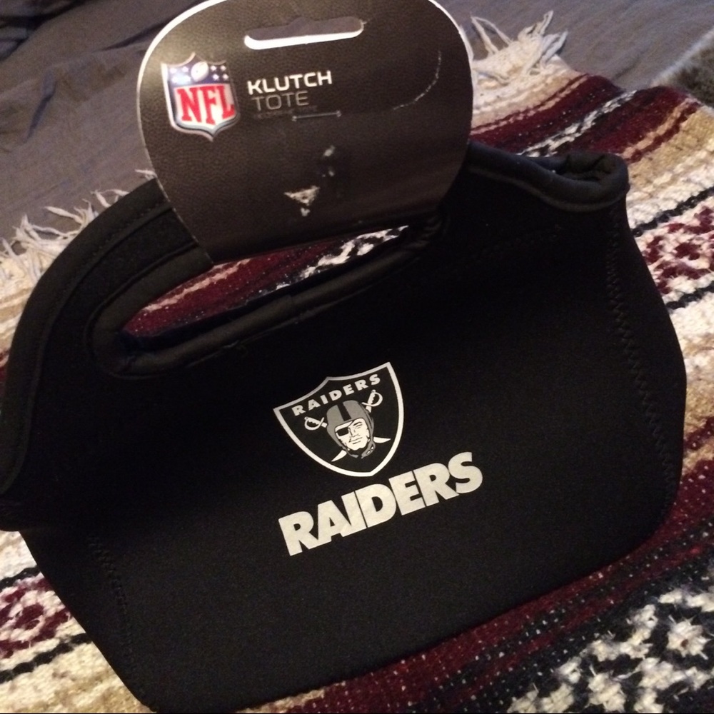 NWT Raiders No Home Town Clutch